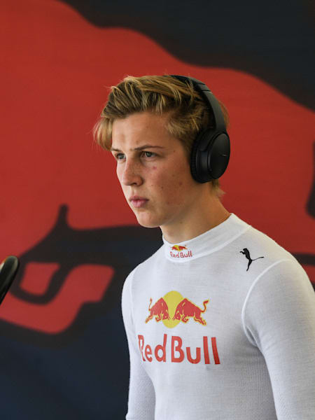 Liam Lawson pozujący do zdjęcia podczas pierwszej rundy Castrol Toyota Racing Series w sezonie 2020 w Highlands Park (Cromwell, Nowa Zelandia)