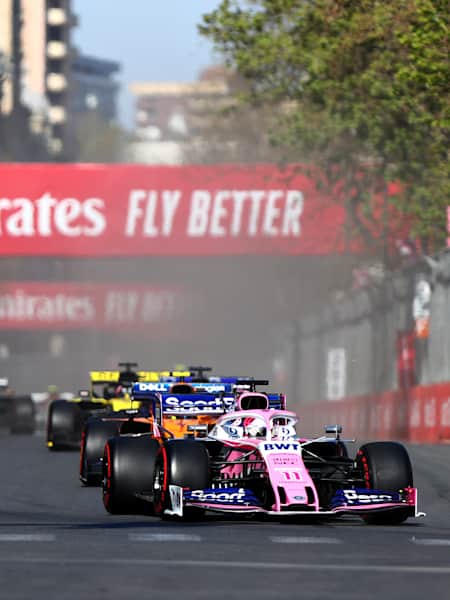 Sergio Perez peleando una posición en Azerbaiyán