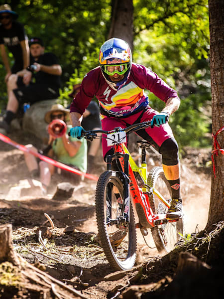 Curtis Keene impegnato in una competizione enduro.