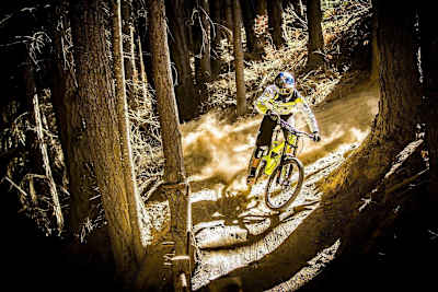 Atherton roule en VTT descente sur une piste du Skyline Bike Park de Queenstown en Nouvelle-Zélande.