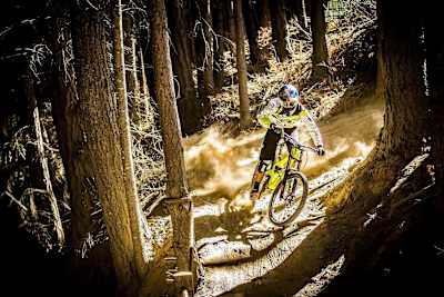 Atherton roule en VTT descente sur une piste du Skyline Bike Park de Queenstown en Nouvelle-Zélande.