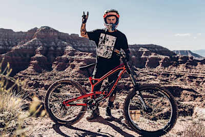 Andreu Lacondeguy et son VTT descente YT Tues MTB au Red Bull Rampage 2016 à Virgin dans l'Utah.