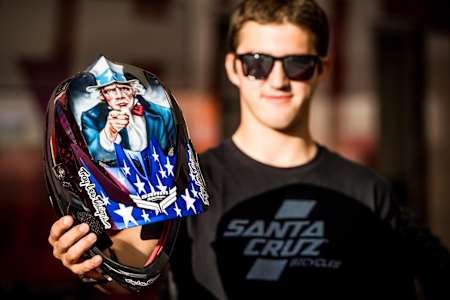 L'Américain Luca Shaw présente l'Oncle Sam sur son casque de vélo VTT.