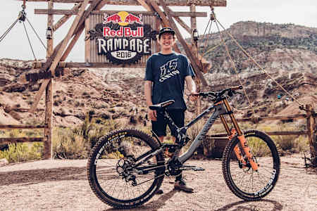 Le Belge Thomas Genon prend la pose avec son VTT descente Canyon Sender au Red Bull Rampage.