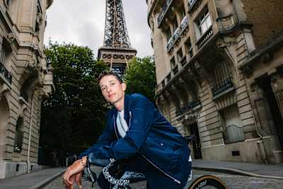 Florian Lipowitz von Red Bull - BORA - hansgrohe erkundet Paris und den Eiffelturm.