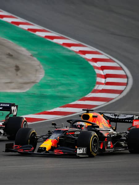Pierre Gasly ze Scuderii AlphaTauri i Max Verstappen z Red Bull Racing w akcji podczas kwalifikacji F1 na torze Portimao w Portugalii.