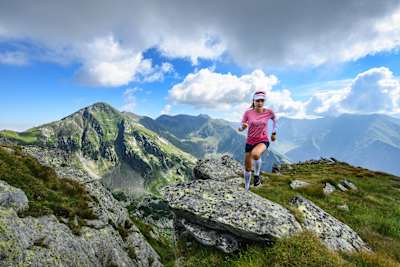 Denisa Dragomir, campioana europeană la Skyrunning, a cucerit trei vârfuri de peste 2.500m din Masivul Făgăraș, într-un timp record de 1 oră și 52 de minute.