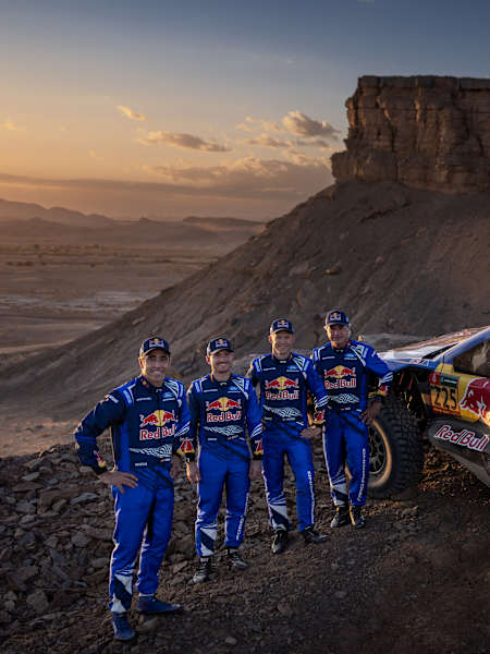 Carlos Sainz, Mattias Ekström, Nani Roma and Mitch Guthrie Jr posieren für die Dakar 2026