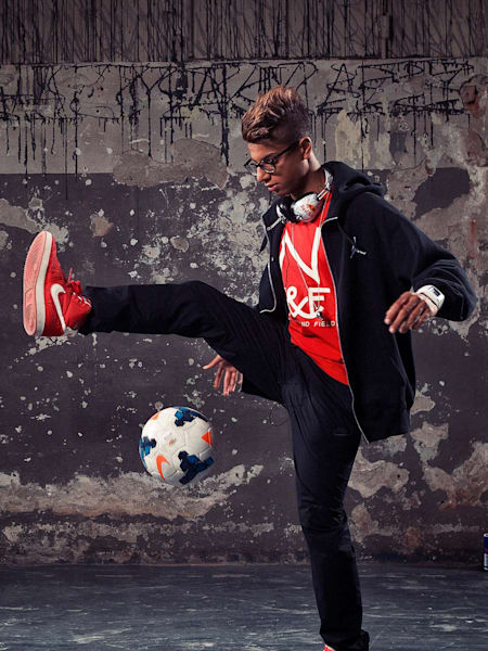 Hachim Mastour jongle avec un ballon