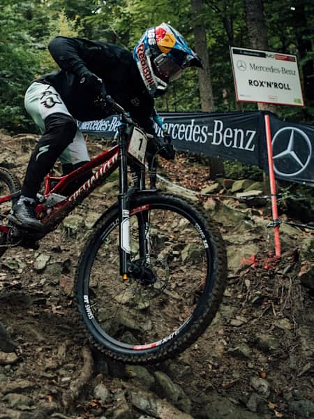 Le Français Loïc Bruni roule sur son vélo Specialized 2021 Demo sur la piste de la Coupe du monde de VTT descente de l'UCI à Maribor en Slovénie.