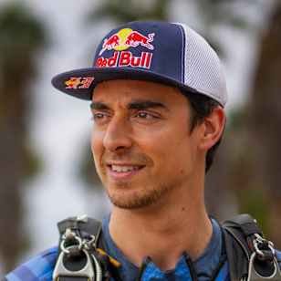 Dani Román se pone su traje alado de Red Bull durante el emocionante Red Bull Global Aerial Performance Camp en Bitterwasser, Namibia, el 29 de abril de 2026, listo para superar los límites