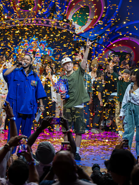 MT Pop du Vietnam fête sa victoire aux finales mondiales de Red Bull Dance Your Style au NSCI à Mumbai, en Inde, le 9 novembre 2024.