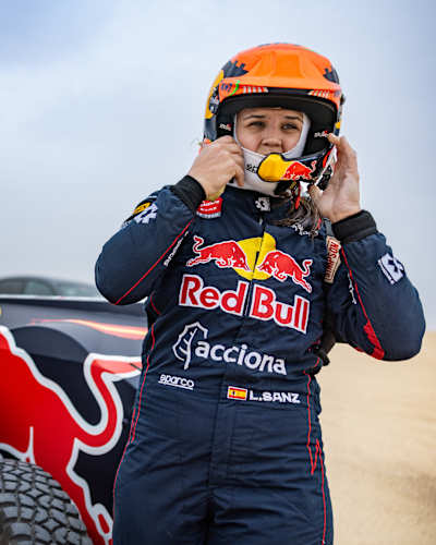 Laia Sanz con el equipo Red Bull en el Abu Dhabi Desert Challenge 2024.