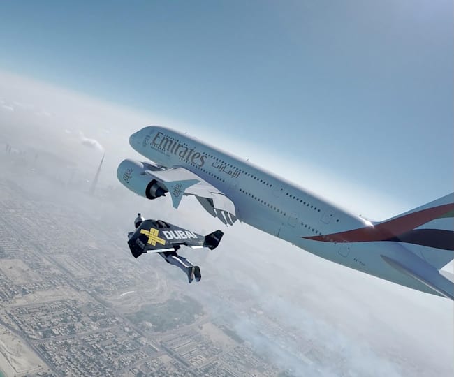 En jetpack au-dessus de la plage de Dubaï En jetpack au-dessus de la plage de Dubaï