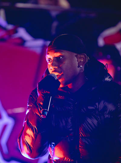 Rapperen JAE optræder til Red Bull Ord mod Ord BRO/EN optagelsen i 2021. 