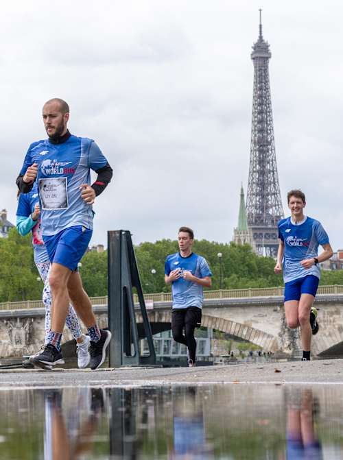 Des participants de la sixième édition de la course Wings for Life World Run 2019 courent à Paris, en France.