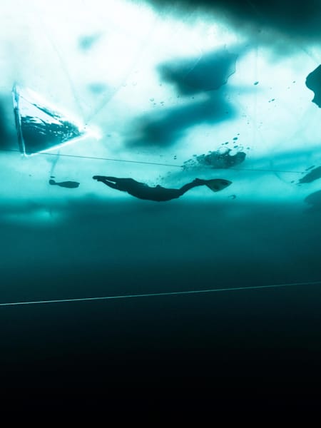 Arthur Guérin-Boëri pendant son record d'apnée à 175m sous la glace.