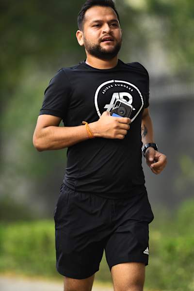 दौड़ने की अच्छी मुद्रा में नीचे देखने के बजाय आगे देखना शामिल है 