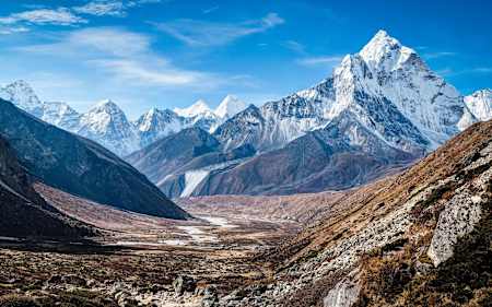 Le K2 enneigé vu de loin