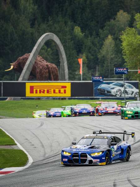 Bild zeigt mehrere Autos beim Rennen der DTM am Red Bull Ring, 2023.