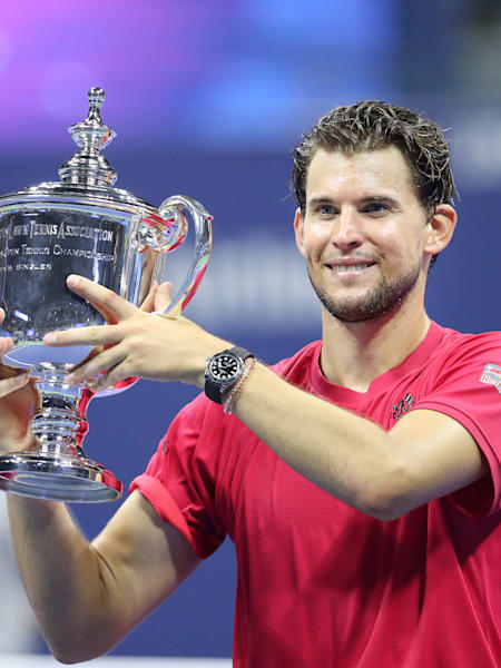Dominic Thiem streckt den Pokal bei den US-Open in die Höhe