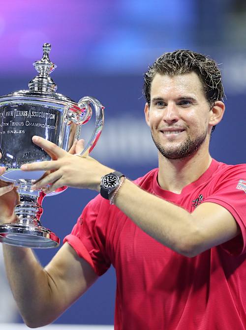 Dominic Thiem drží trofej na US Open.