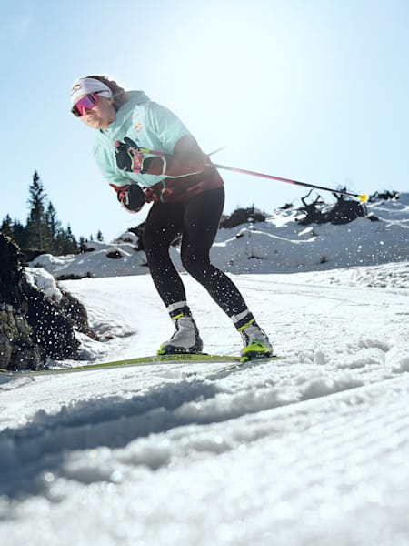 La biathlète tchèque Marketa Davidova skie lors d'une compétition de biathlon.