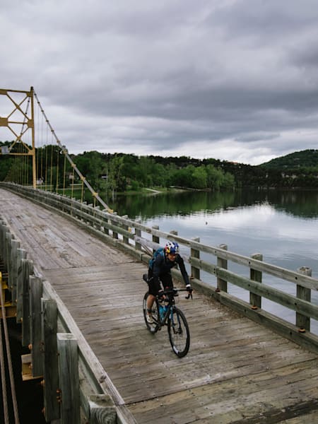Rebecca Rusch auf ihrem Gravel-Bike auf dem Abschnitt Bentonville nach Ponca auf der Arkansas High Country Route in den USA.