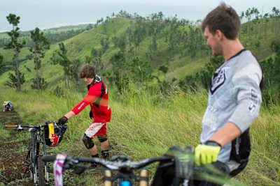 Les pilotes de VTT Brendan Fairclough et Brandon Semenuk font du repérage sur des pistes à Fidji pour Rad Company.
