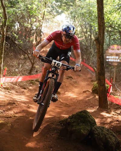 En 2024, Martin Vidaurre corre por un sendero boscoso en la Copa del Mundo UCI XCO 2024 en Araxá, Brasil