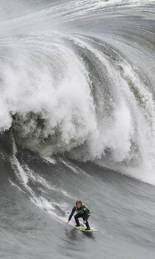 Lucas Fink skimboards in Nazaré, on December 10, 2021.