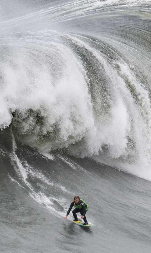 Lucas Fink skimboards in Nazaré, on December 10, 2021.