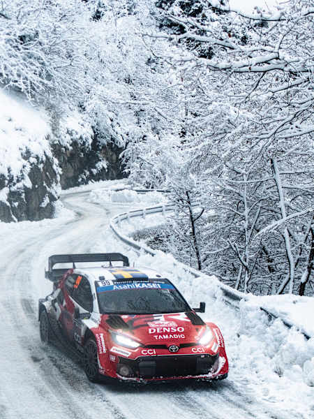 Oliver Solberg y Elliott Edmondson atacan una curva helada en su coche del Toyota Gazoo Racing World Rally Team en el Rallye Monte-Carlo del WRC en enero de 2026.