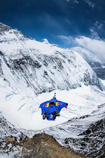 Valery Rozov jumps at the North Everest from 7,220m