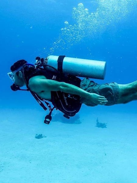 Un submarinista bucea en el Caribe.