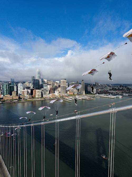 Sean MacCormac fait un saut à ski de 1 500 m pour monter sur le Bay Bridge à San Francisco, en Californie, aux États-Unis, le 23 août 2025. 