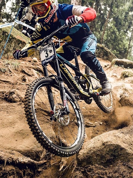 Loïc Bruni danza sulle rocce della Black Snake in Val di Sole.