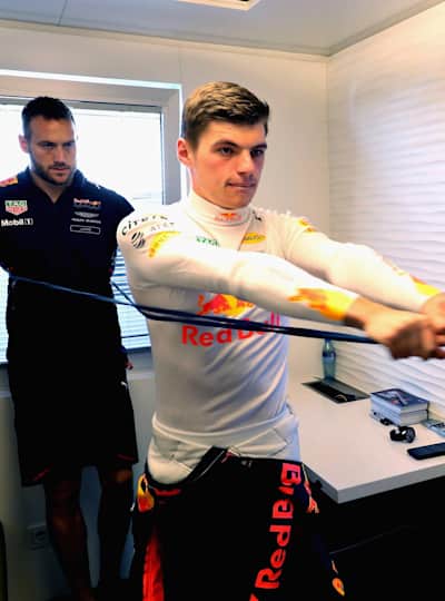 自宅で簡単 プロドライバーの専属コーチが教えるエクササイズ 7選 モータースポーツ レッドブル