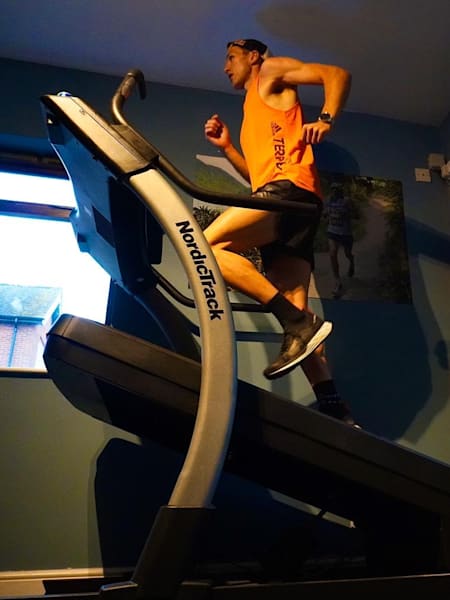 Tom Evans en acción durante el evento Three Peaks Challenge en Loughborough, Reino Unido, el 30 de abril de 2020.