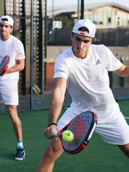 Ale Galán y Juan Lebrón, entrenan jugando al pádel en Madrid