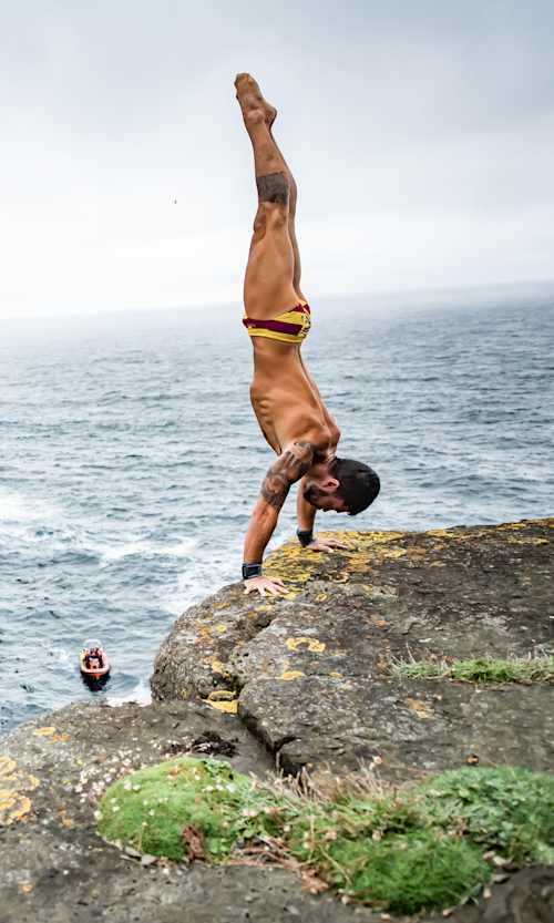 El español Carlos Gimeno se prepara antes de saltar durante la cuarta parada de las Series Mundiales de Red Bull Cliff Diving en Downpatrick Head, Irlanda, el 10 de septiembre de 2021.