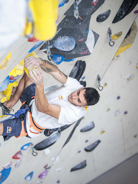 Alberto Ginés escala en el rocódromo Sptunik de Madrid, en diciembre de 2023.