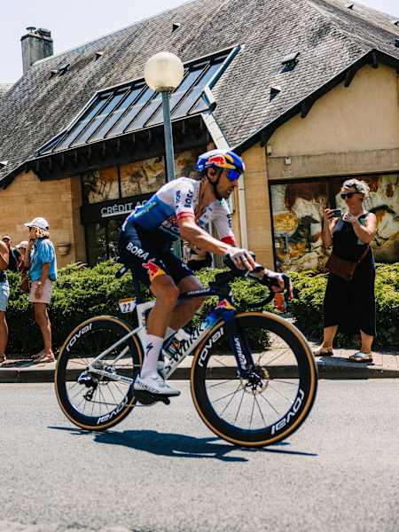 Mattia Cattaneo, Jan Tratnik et Nico Denz ont mené l'équipe Red Bull – BORA – hansgrohe lors de la 8e étape du 113e Tour de France, entre Périgueux et Bergerac, en France, le 11 juillet 2026.