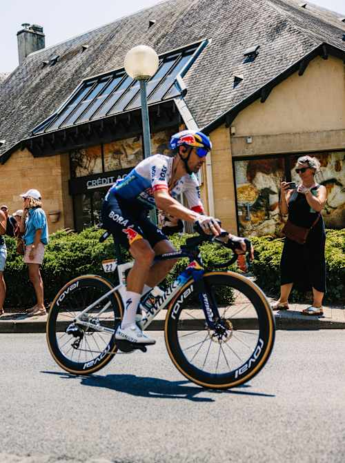 Mattia Cattaneo, Jan Tratnik und Nico Denz treiben das Red Bull – BORA – hansgrohe-Team auf der 8. Etappe der 113. Tour de France von Périgueux nach Bergerac, Frankreich, am 11. Juli 2026 an.