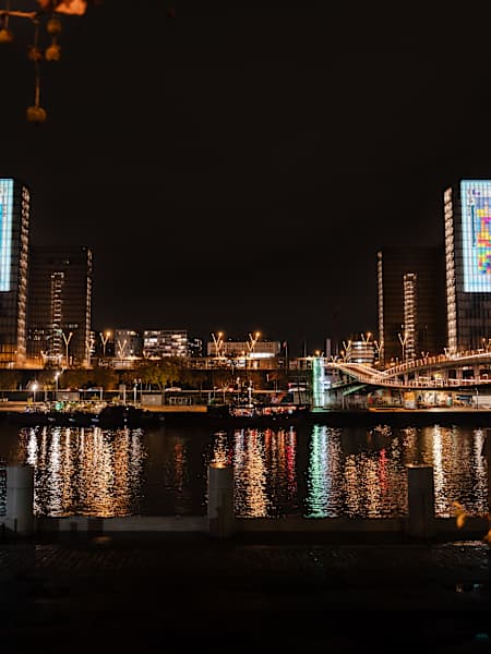Jugada de la Final Nacional del Red Bull Tetris® en Francia, proyectada sobre las torres de la Biblioteca Nacional de París, Francia, el 29 de noviembre de 2025.
