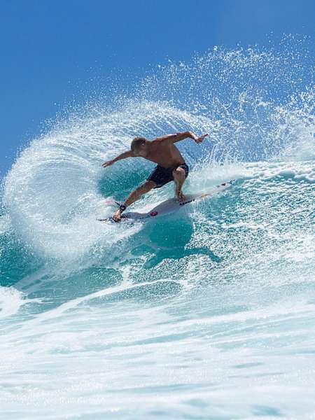 Mick Fanning surfujący na Gold Coast