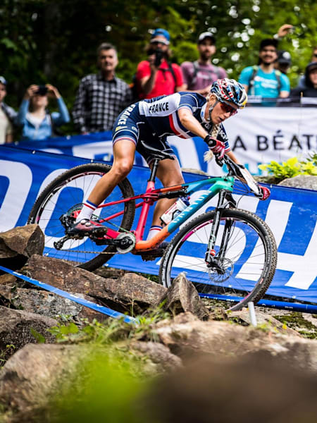 Pauline Ferrand-Prévot rueda por una sección de rocas durante el Campeonato del Mundo de MTB UCI 2109 en Mont-Sainte-Anne, Canadá.