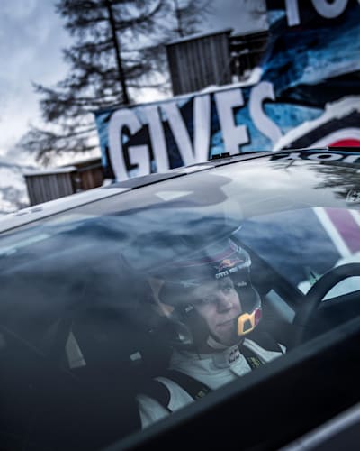 Фотография раллийного гонщика Маттиаса Экстрема в его автомобиле Audi E-Tron.