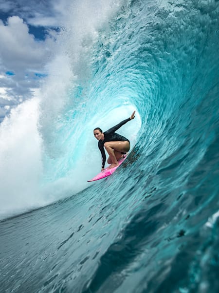 La championne du monde de surf Carissa Moore charge une vague à Tahiti en mars 2019.