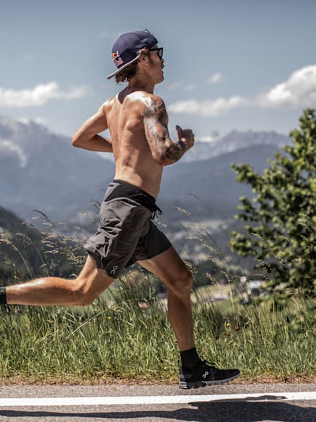 Ultrarunner Florian Neuschwander während dem Laufen beim Rossfeld Marathon.